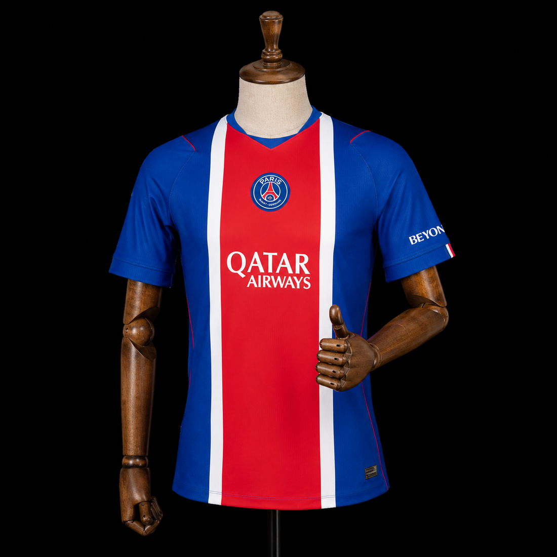 Maillot PSG domicile 2026/2027 présenté de face