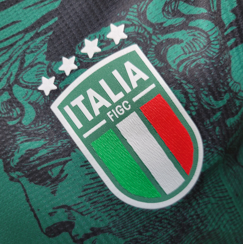 Maillot Italie concept graphique – détail de l’écusson tricolore et des quatre étoiles
