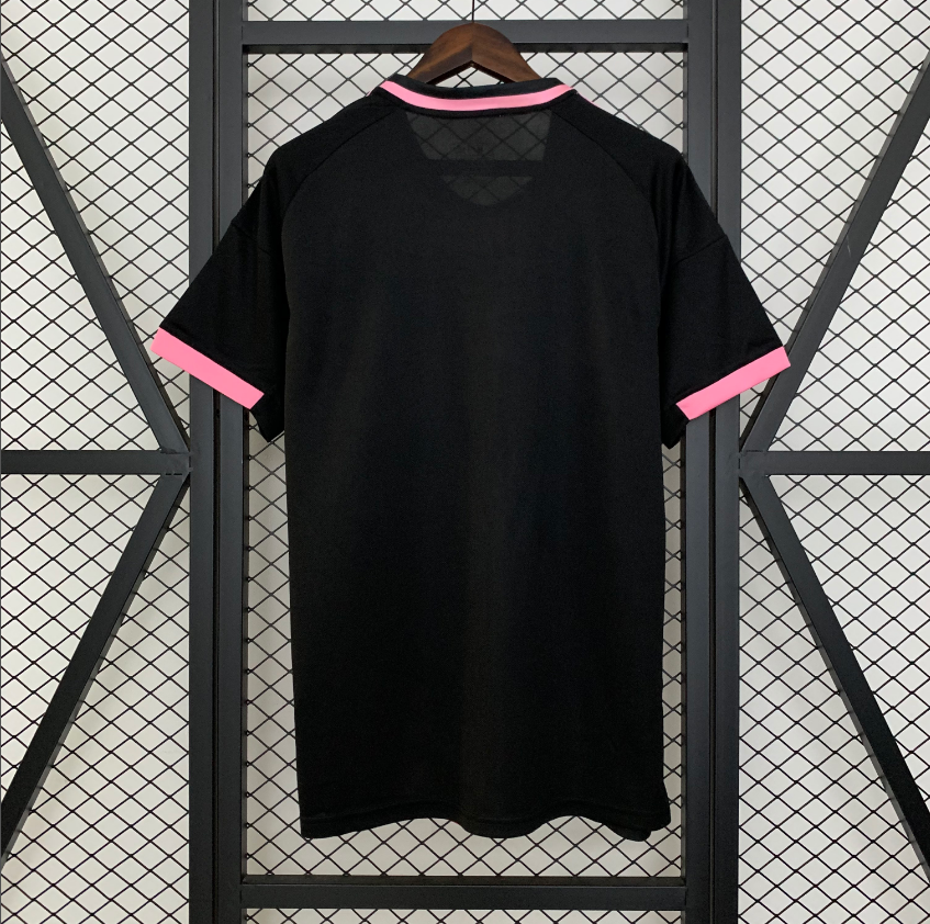 Maillot Real Madrid concept noir et rose 2024/2025 Fan – vue de dos sur cintre