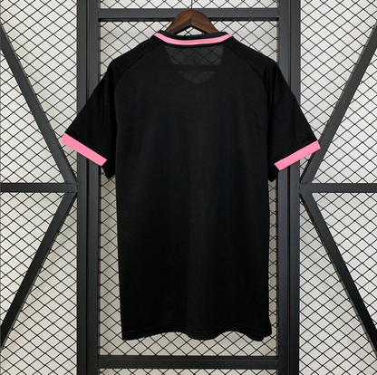 Maillot Real Madrid concept noir et rose 2024/2025 Fan – vue de dos sur cintre