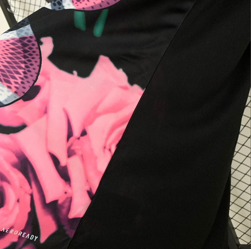Maillot Real Madrid concept noir et rose – détail du motif floral et du panneau latéral noir