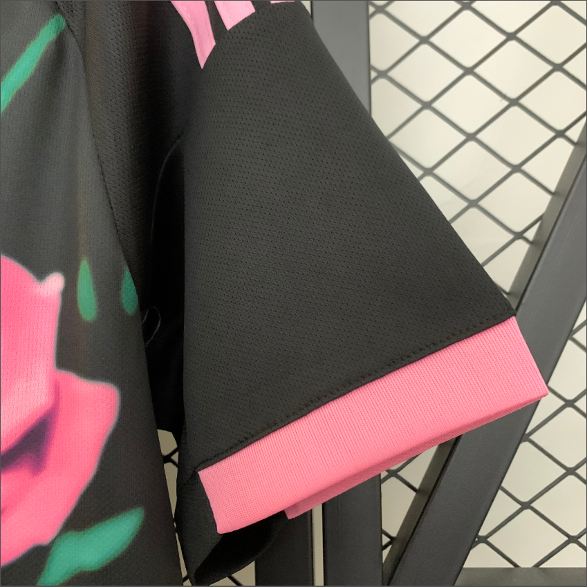 Maillot Real Madrid concept noir et rose – détail de la manche noire avec bordure rose