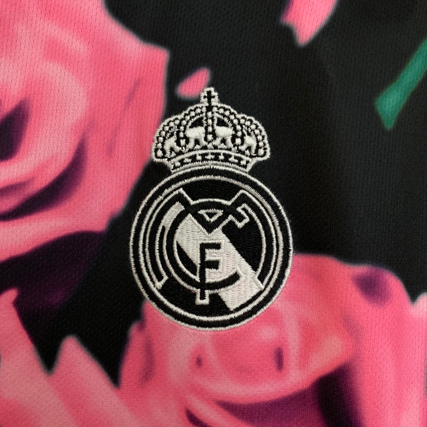 Maillot Real Madrid concept noir et rose – détail de l’écusson sur le motif floral