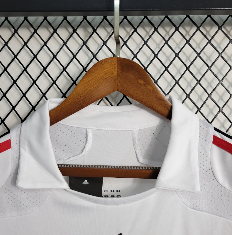 Maillot AC Milan extérieur 2009/2010 – détail du col et des empiècements d’épaule