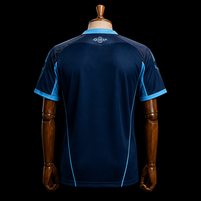 Paris FC maillot domicile 2026/2027 version Fan vue de dos sur mannequin en bois