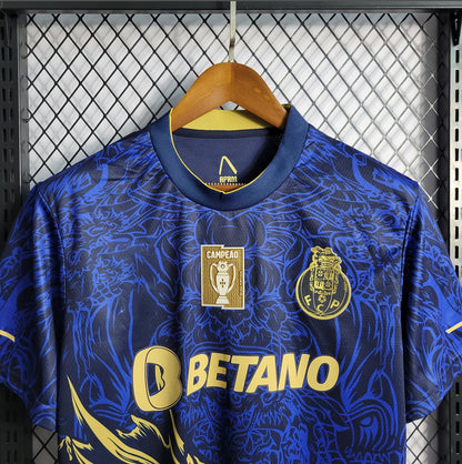 Maillot FC Porto Concept Dragon – détail du col, des écussons et du sponsor doré