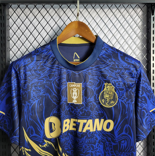Maillot FC Porto Concept Dragon – détail du col, des écussons et du sponsor doré